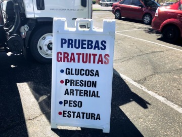 Sign that reads: Pruebas gratuitas - glucosa, presion arterial, peso, estatura